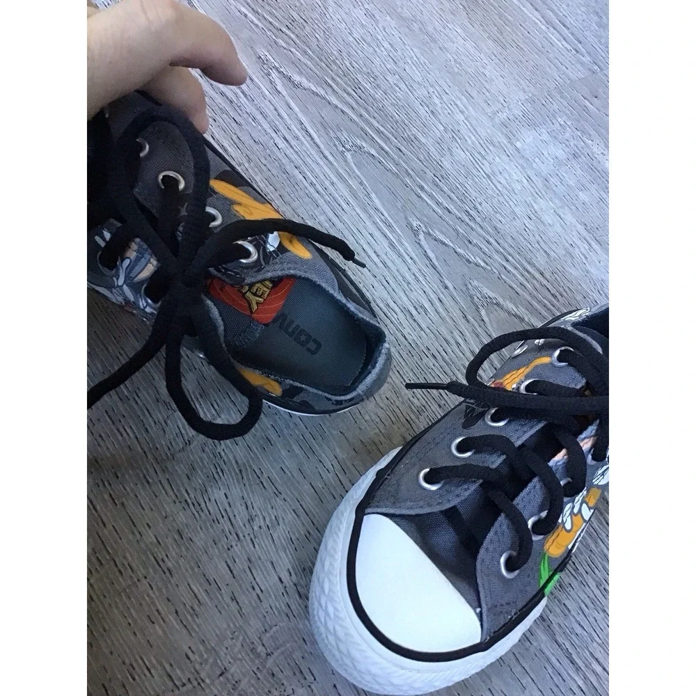 Converse Youth Size 12C Chuck Taylor All Star Looney Tunes LOW TOP 358892f